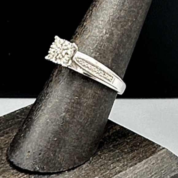 Sterling Silver Diamond Ring - Picture 3 of 5